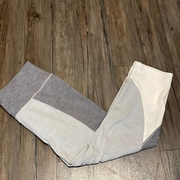 ATHLETA Cropped Leggings Size Medium - Picture 1 of 7
